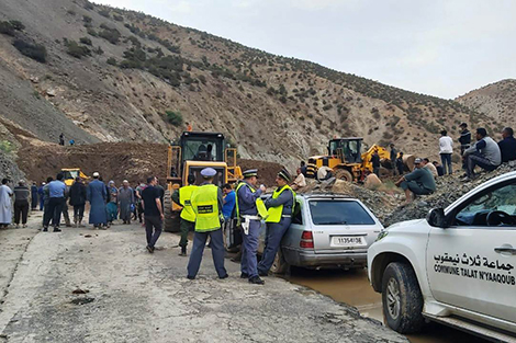 فيديو مثير.. لحظات صادمة اثناء الوصول الى ضحايا انهيار التربة بمنطقة اجوكاك