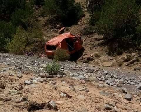 مصرع شخص وإصابة آخر بجروح خطيرة إثر سقوط سيارة للنقل المزدوج بمنحدر بإقليم الحوز
