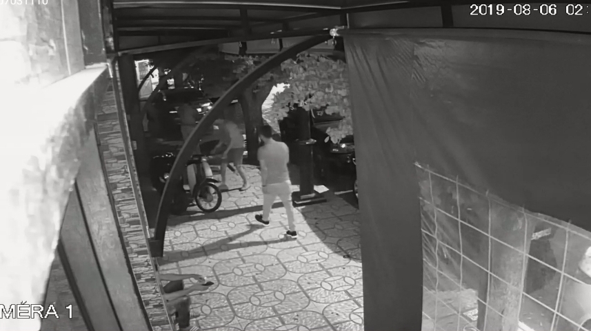 فيديو.. ثلاثة لصوص يحاولون سرقة دراجة نارية من امام مقهى بحي جليز بمراكش