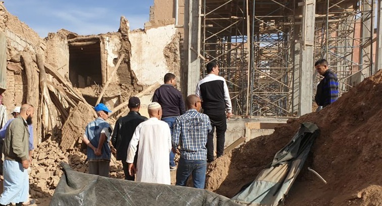 عاجل..مصرع عامل واصابة آخر اثر سقوط جدار بورش بناء مسجد