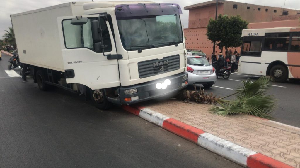 شاحنة تتسبب في حادثة سير بشارع 11 يناير بمراكش +صور
