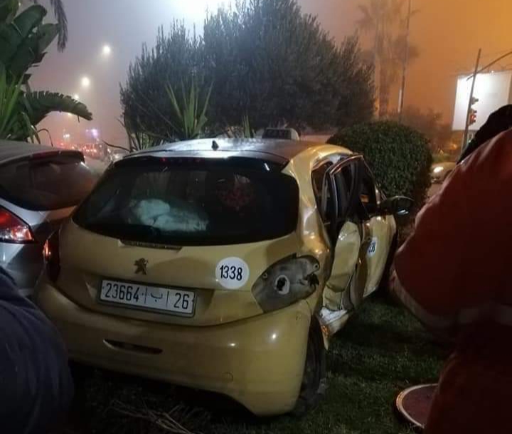 حادثة سير تودي بحياة سائق سيارة اجرة بمدارة المطار بمراكش +صور