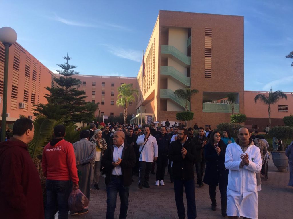 نقابيو الصحة العمومية ينظمون وقفة احتجاجية انذارية أمام مستشفى الرازي بمراكش +صور