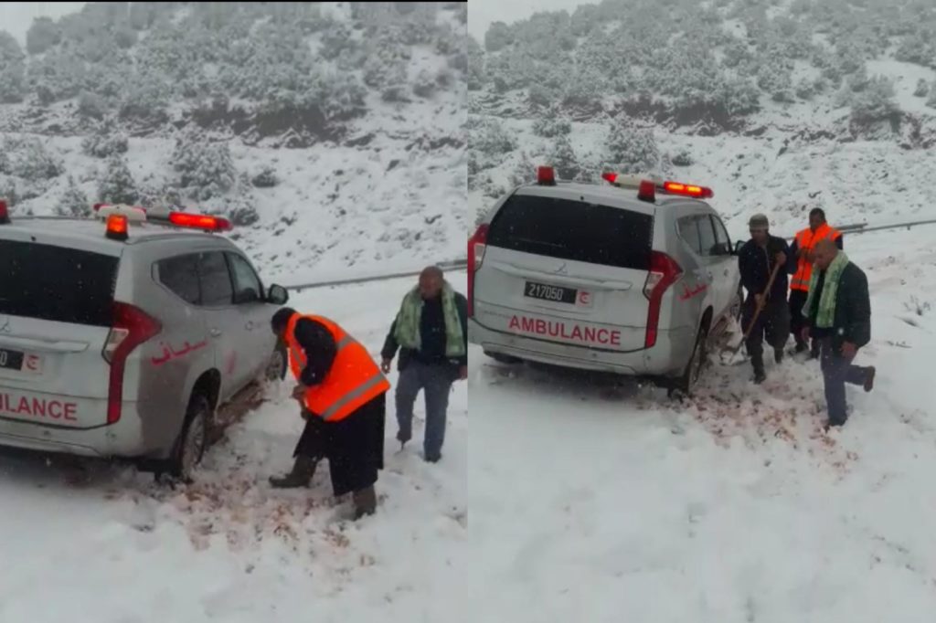 فيديو.. الثلوج تحاصر سيارة اسعاف تابعة لجماعة زرقطن خلال نقل سيدة حامل باقليم الحوز