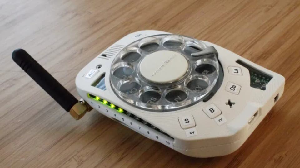 مهندسة تصنع هاتفا محمولا بقرص دوار شبيه بفترة الثمانينات