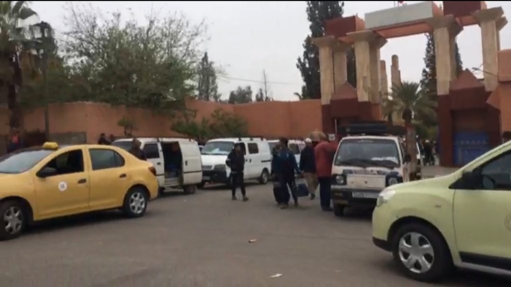 فيديو.. الطلبة الجامعيون يغادرون الحي الجامعي بمراكش بعد توقف الدراسة بسبب فيروس كورونا