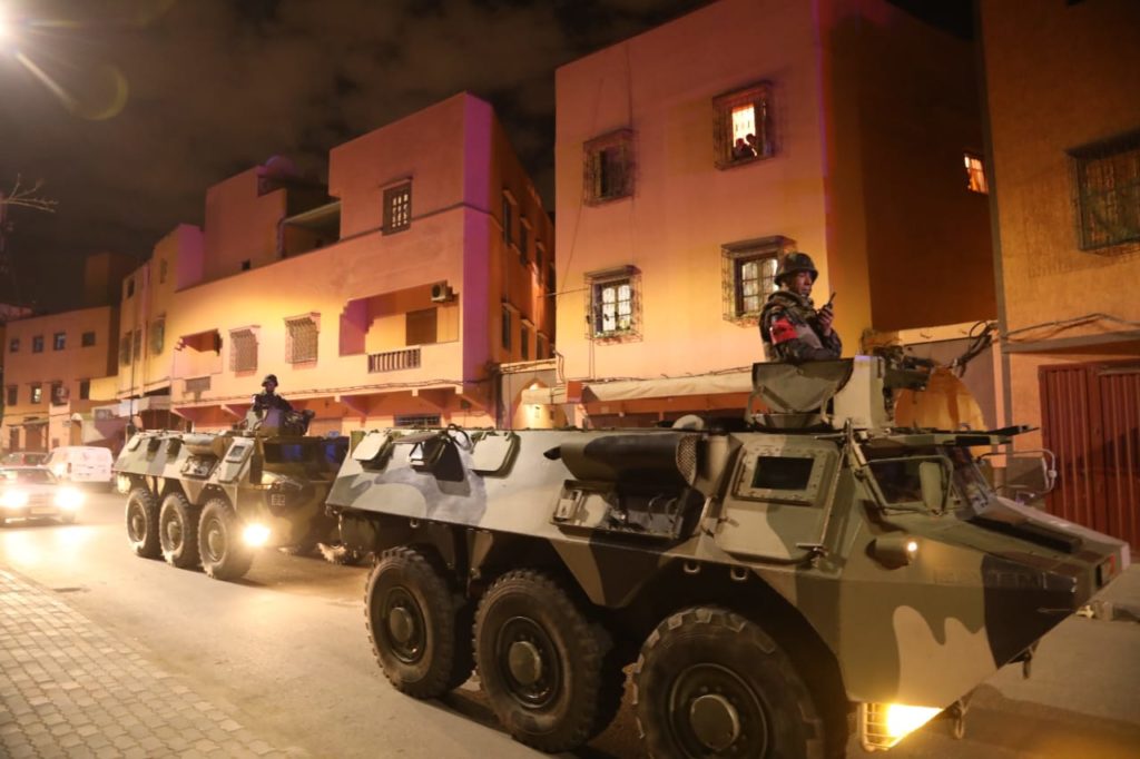 بالصور.. القوات المسلحة الملكية تجوب شوارع مراكش قصد تنفيذ قرار حالة الطوارئ الصحية