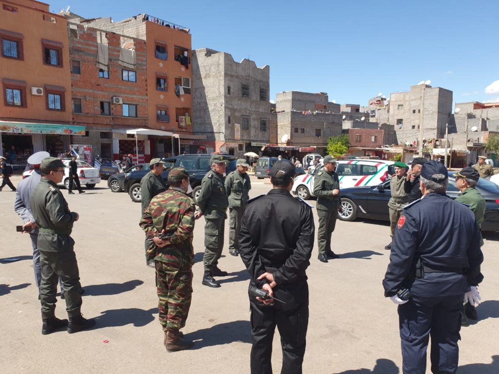 والي مراكش يشرف على عملية تطبيق حالة الطوارئ الصحية رفقة مسؤولين امنيين وعسكريين +صور