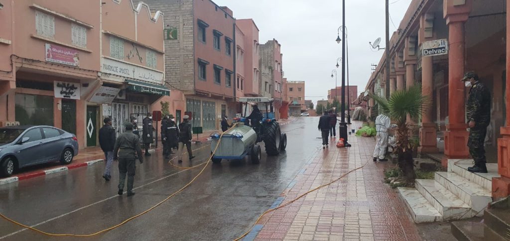 السلطات المحلية ومجلس بلدية امزميز في حملة تعقيم للشوارع والساحات وتنفيذ حالة الطوارئ الصحية