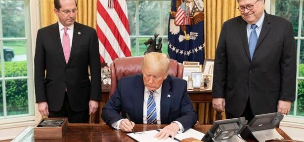 بأمر من ترامب.. تعليق برنامج “الغرين كارد” بعد تورط مستفيد في هجوم “جامعة براون” الدموي