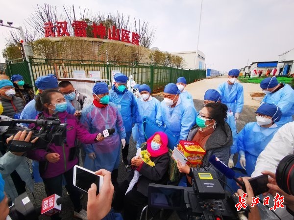 الصين.. مريضة عمرها 98 عاما تخرج من المستشفى بعد تعافيها من فيروس كورونا