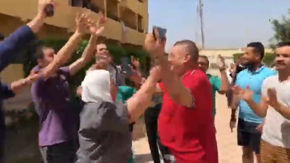 بالفيديو.. إقالة مدير مستشفى في مصر رقص مع متعافين من فيروس “كورونا”