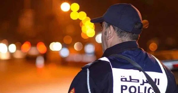 البيضاء.. مفتش شرطة يشهر سلاحه الوظيفي في وجه قاصر بعد أن عرض سلامة عناصر الشرطة للتهديد
