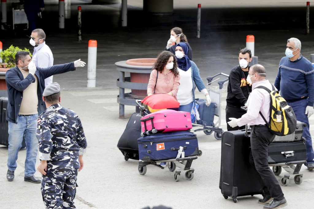لبناني عائد يهرب من مطار بيروت والأمن يلاحقه خوفا من كورونا