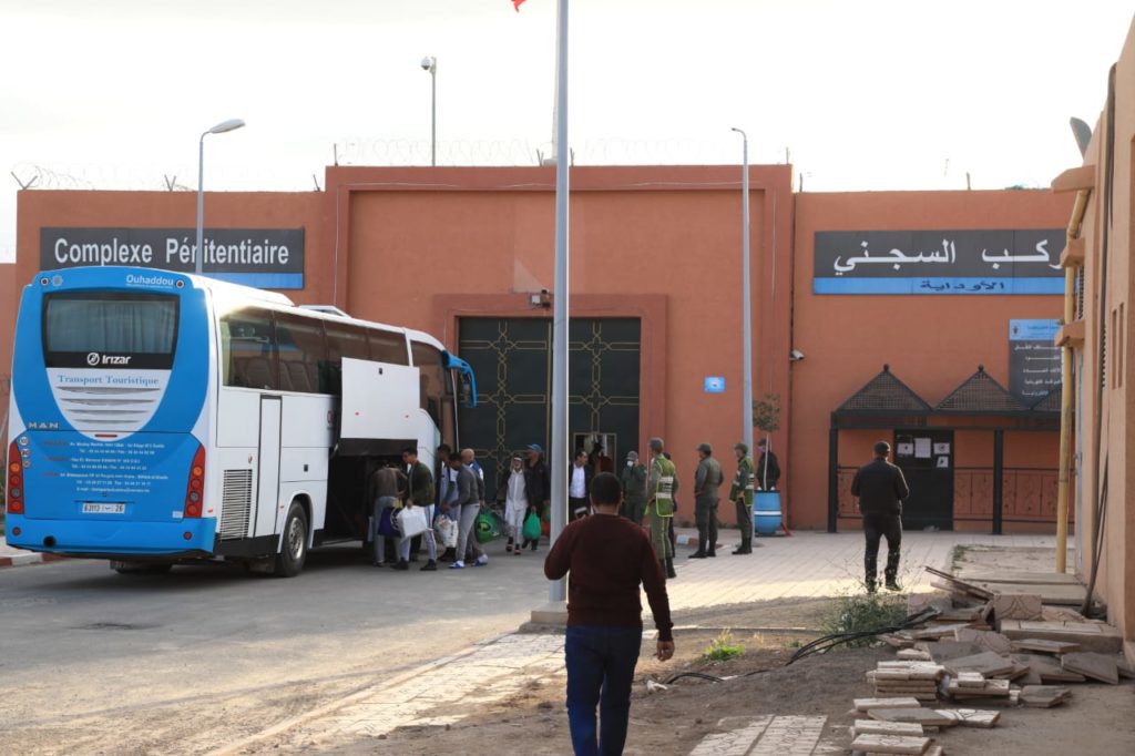 فيديو.. شاهد سجناء مستفدين من العفو الملكي يغادرون سجن الوداية ضواحي مراكش
