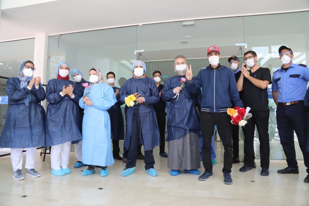 بعد شفائهم من فيروس كورونا.. ثمانية متعافين ضمنهم رضيع يغادرون مستشفيات مراكش