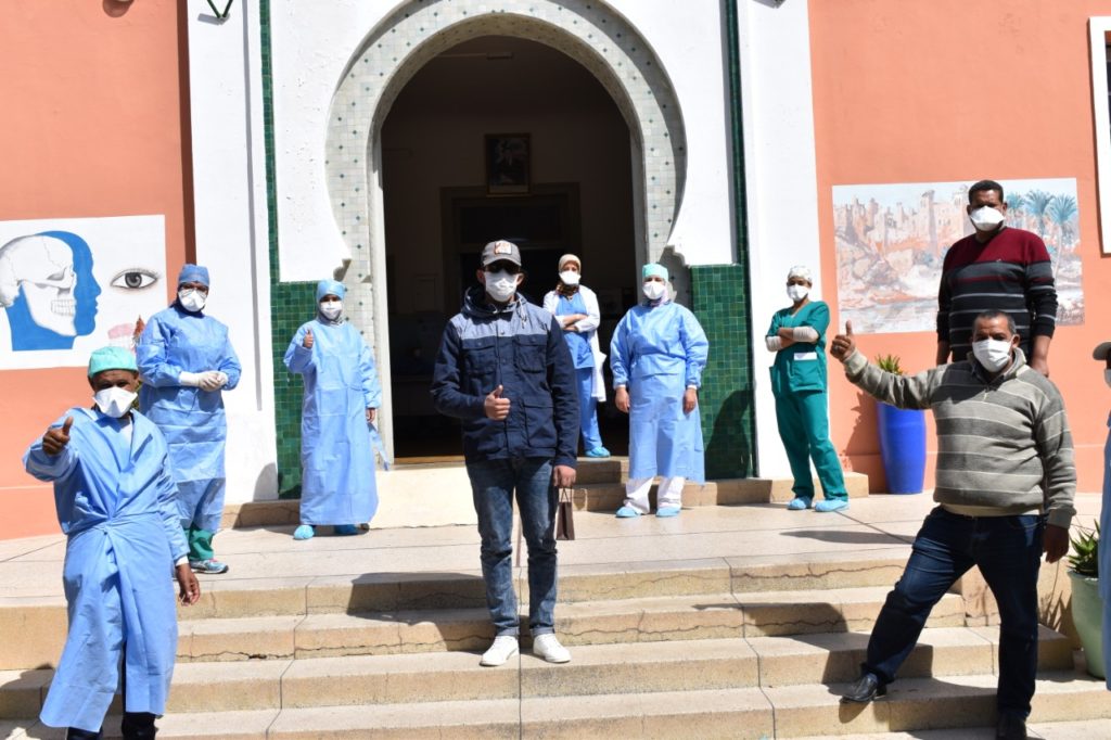 مغادرة شخصين بعد شفائهما من فيروس كورونا مستشفى الانطاكي بمراكش +صور