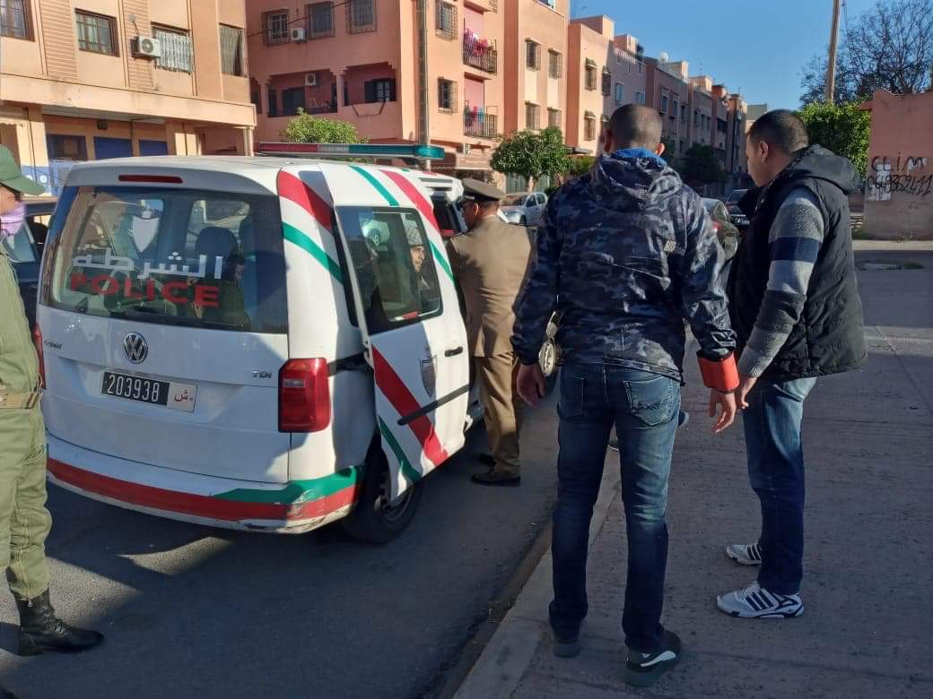 سلطات مراكش توقف خمسة اشخاص خرقوا حالة الطوارئ وتسحب وثائق التنقل الاستثنائية من المخالفين بحي المسيرة +صور