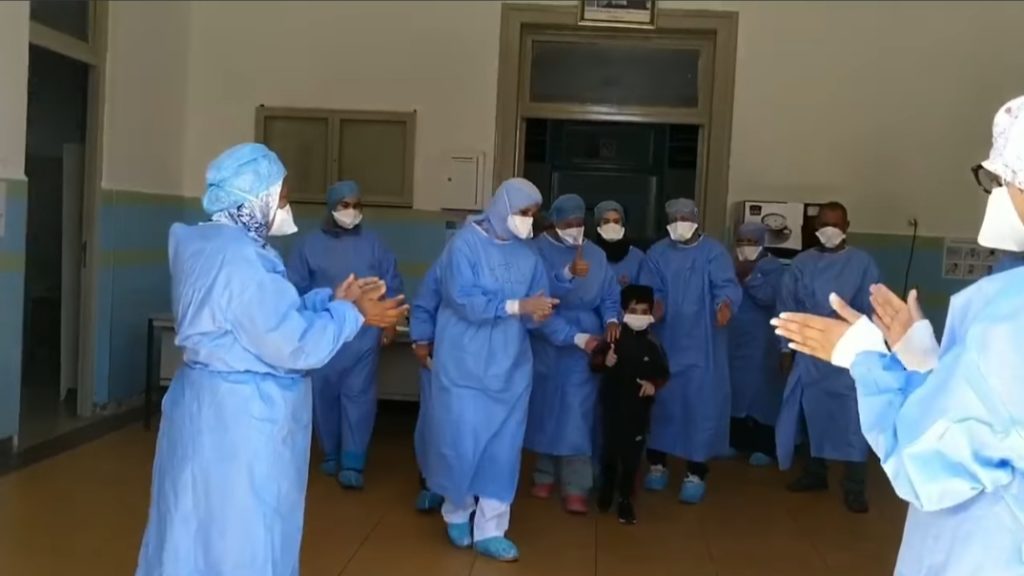 بالفيديو: طفل مراكشي صغير بعد تعافيه من العدوى: “جات كورونا وضرباتنا ولكن غلبتها”
