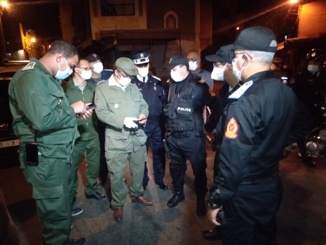 حملة امنية مشتركة تقود الى اعتقال ستة اشخاص متورطين في خرق حظر التجوال الليلي بالمنطقة الامنية المحاميد بمراكش +صور