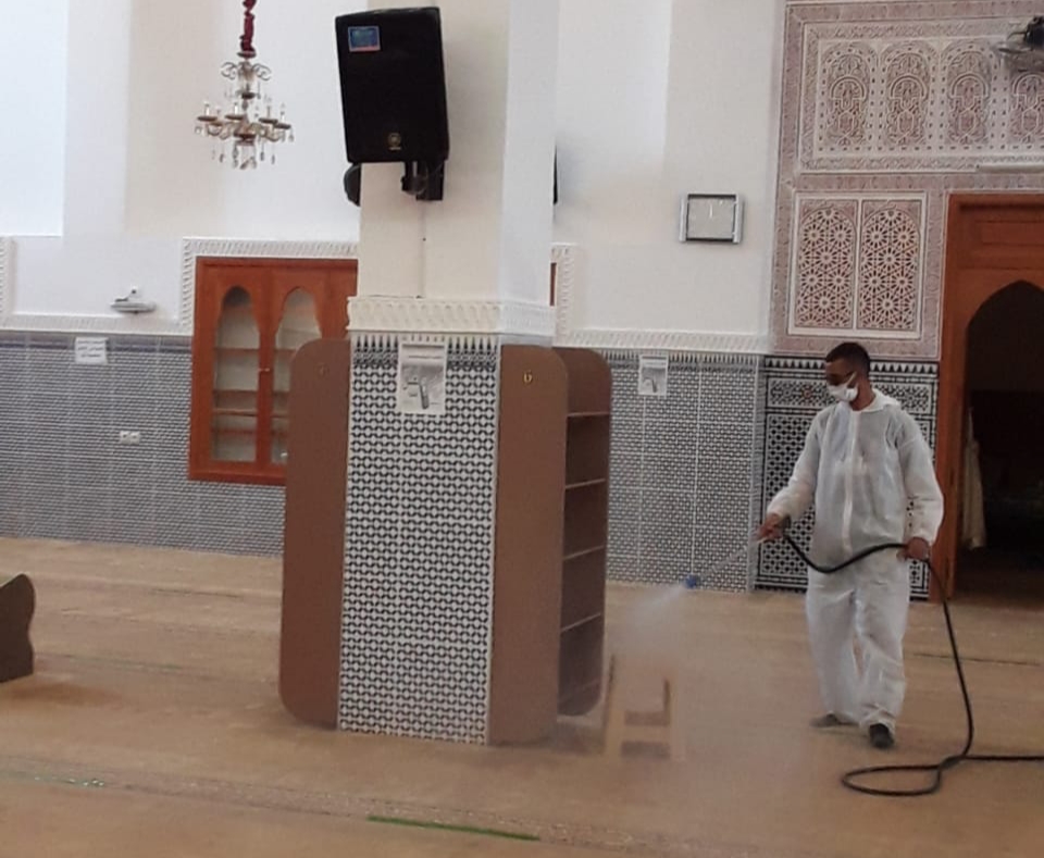 مكتب حفظ الصحة يشرف على عملية تعقيم 42 مسجدا بتراب مدينة مراكش +صور
