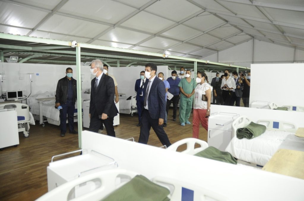 والي الجهة يقف على آخر استعدادات الشروع في تشغيل الخيمة الكبيرة بمستشفى ابن طفيل للتكفل بحالات كوفيد- 19