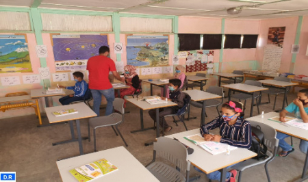 توزيع كمامات وسوائل التعقيم على تلاميذ بجماعة آيت داوود بإقليم الصويرة