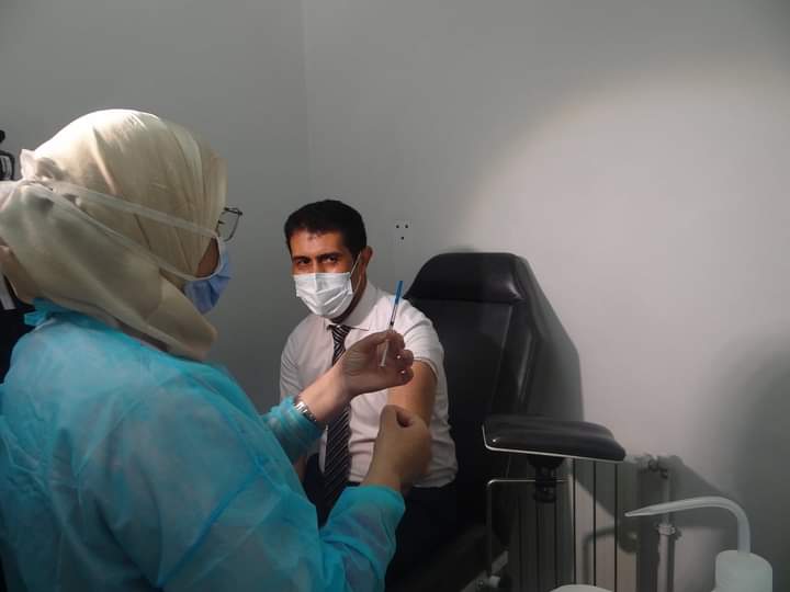 مدراء مستشفيات مراكش والاطر الطبية والتمريضية تخضع للتلقيح من فيروس كورونا +صور