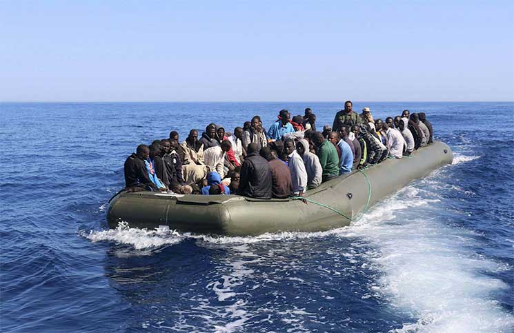 غرق زورق مطاطي يقل 130 مهاجرا لم ينج منهم أحد قبالة سواحل ليبيا