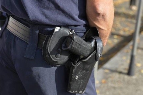 مفتش شرطة يضطر لإشهار مسدسه لاعتقال عشريني مسلح بالدار البيضاء