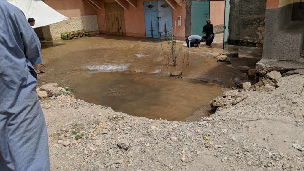 انفجار قناة رئيسية للماء الشروب تخلف خسائر جسيمة في الممتلكات بجماعة ادويران +صور