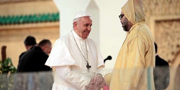 الملك محمد السادس يبعث برقية تهنئة إلى البابا فرانسيس إثر نجاح عملية جراحية أجريت له