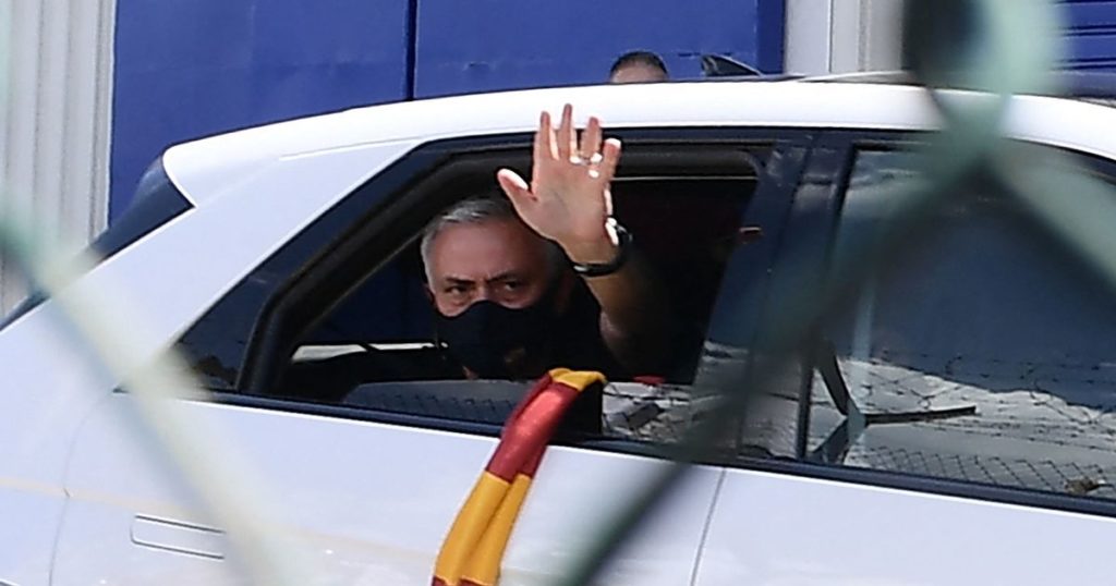 إقالة مورينيو من تدريب نادي روما الإيطالي بشكل مفاجئ