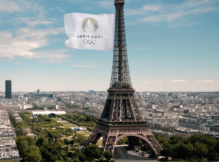 العلم الأولمبي يرفرف في سماء باريس كإشارة لبدء التحضير للألعاب الأولمبية 2024
