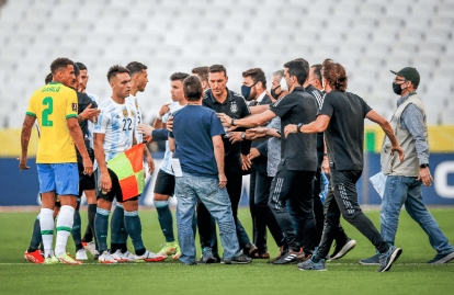 إيقاف قمة البرازيل والأرجنتين بعد اقتحام الملعب ومطالبات بطرد 4 لاعبين