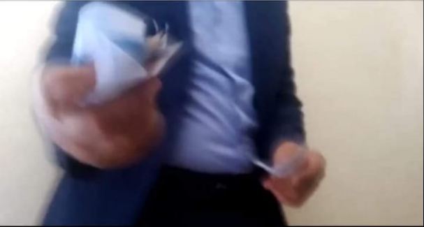 الرقم الأخضر يطيح بنائب رئيس جماعة وموظف متقاعد متلبسين بتلقي رشوة