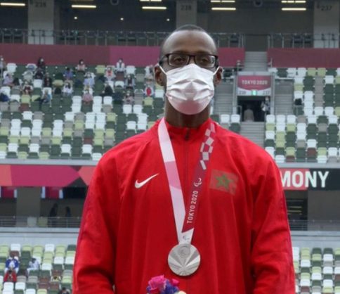 العداء محمد أمكون يفوز بالميدالية الفضية الألعاب البارالمبية بطوكيو