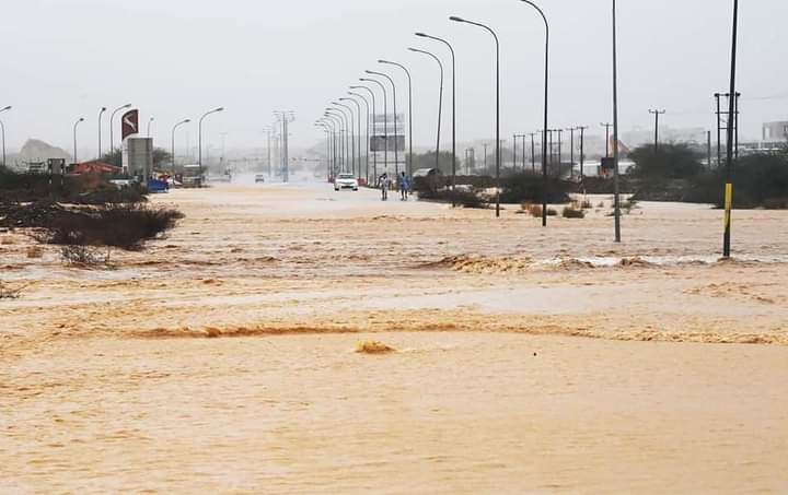 إعصار يضرب سلطنة عمان وقوة الرياح الإعصارية تخرج الاسماك من قاع البحر إلى الشاطئ