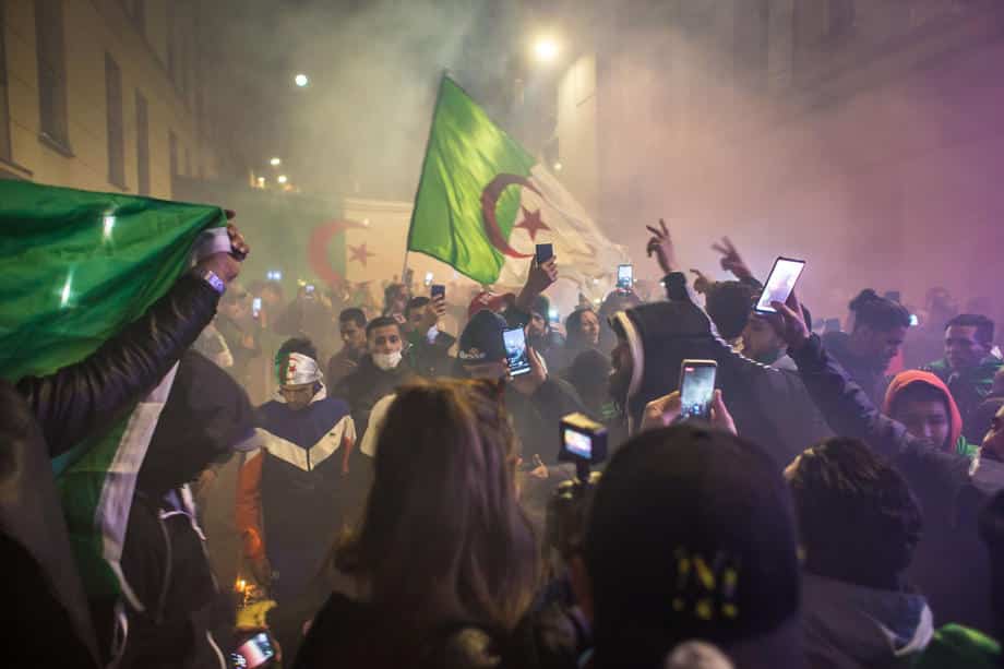 اعتقال 25 شخصًا في باريس خلال احتفال مشجعين جزائريين بكأس العرب