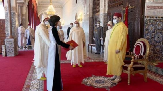 الملك يستقبل عددا من السفراء الأجانب