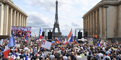 مظاهرات بفرنسا احتجاجا على فرض ”شهادة التلقيح”