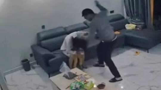 في واقعة مثيرة.. طرد رجل من عمله بعد انتشار فيديو له يعتدي على زوجته!