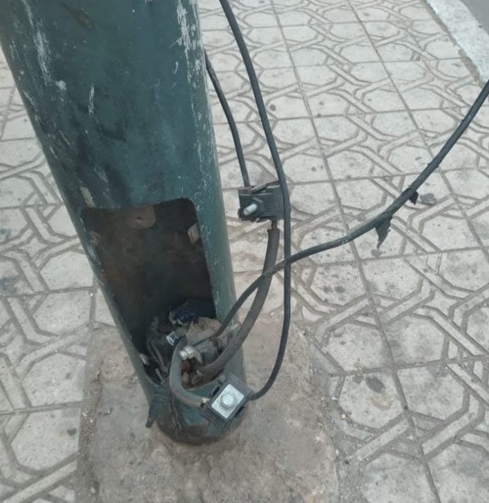 اسلاك كهربائية خاصة بالإنارة العمومية تهدد سلامة المواطنين بمراكش +صور