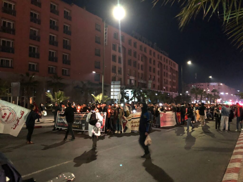 مسيرة الشموع لأساتذة التعاقد تجوب شوارع مراكش +صور