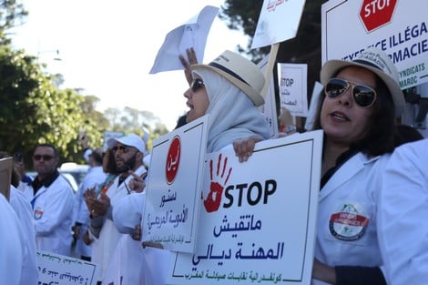 الصيادلة يحتجون ضد انقطاع الادوية عن الصيدليات