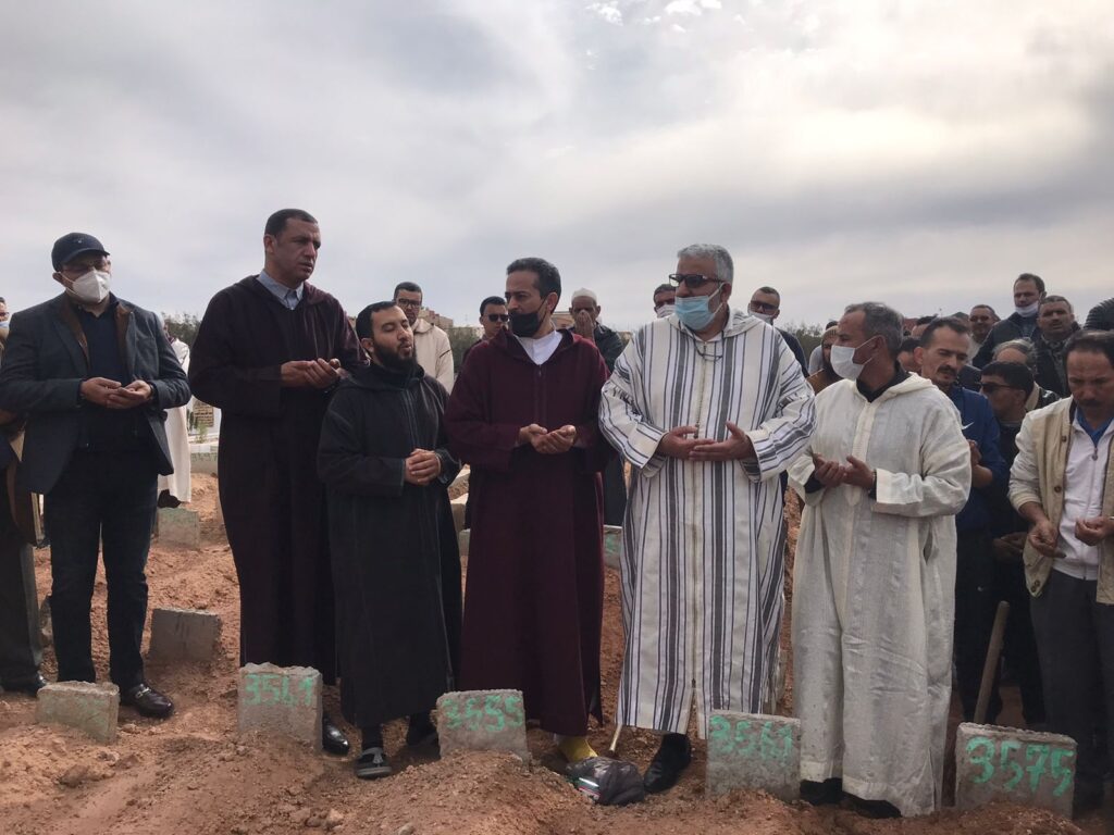 في جنازة مهيبة دفن جثمان والد الإخوة المهاجري بإنزكان صور