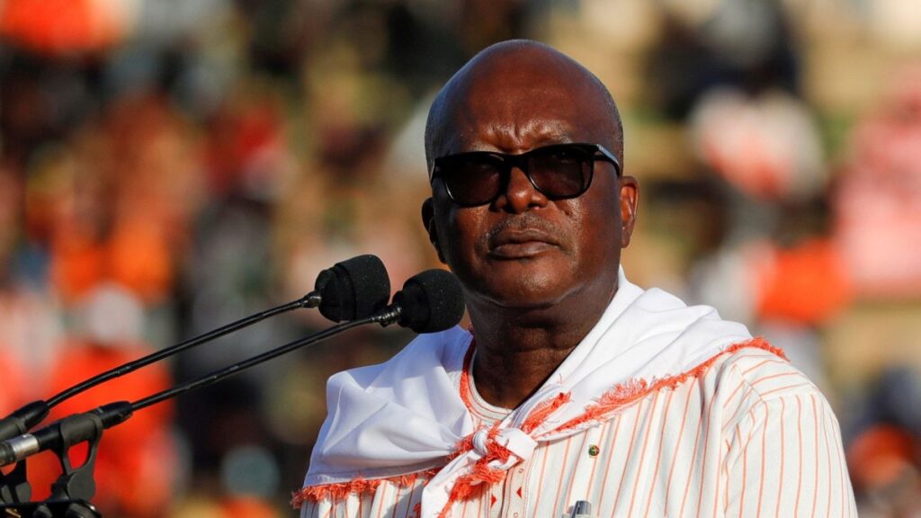 أنباء عن احتجاز رئيس بوركينا فاسو في معسكر للجيش