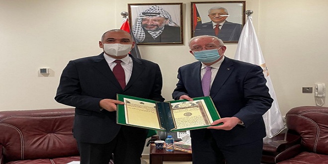 سفير المغرب الجديد بدولة فلسطين يقدم نسخة من أوراق اعتماده لوزير الخارجية الفلسطيني