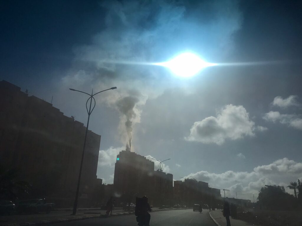 انبعاث دخان كثيف يخلق حالة استنفار بحي الازدهار بمراكش +صور