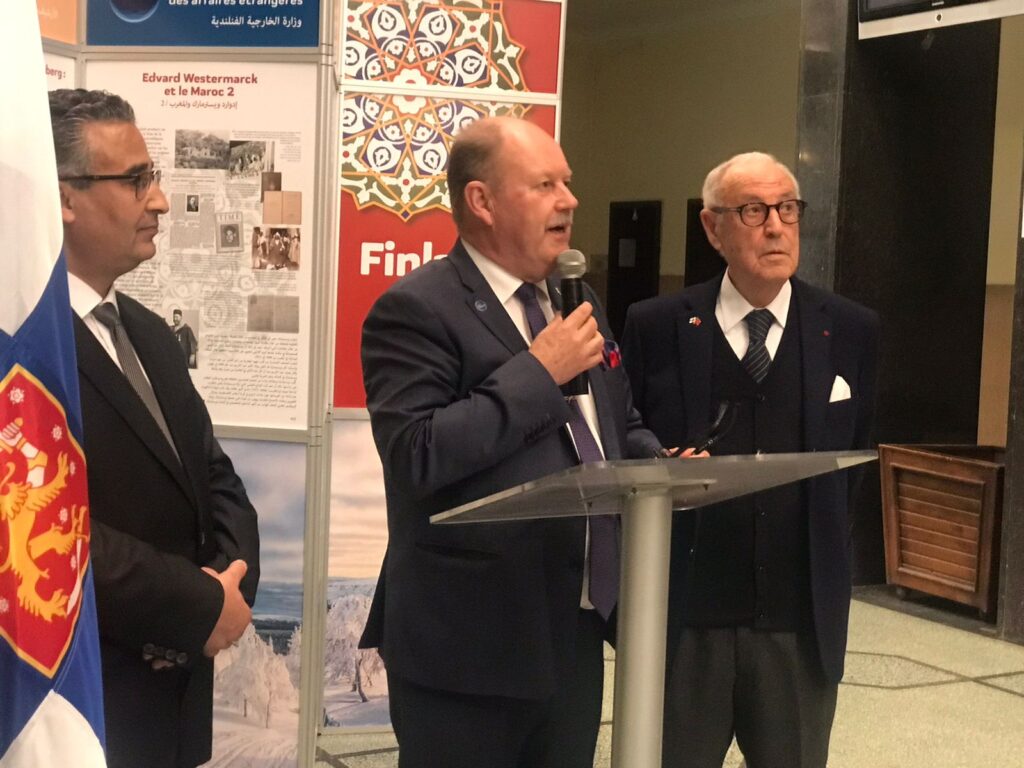 سفير فنلندا بالمغرب والنائب الأول لعمدة مراكش يفتتحان المعرض الفنلندي المغاربي بقصر البلدية